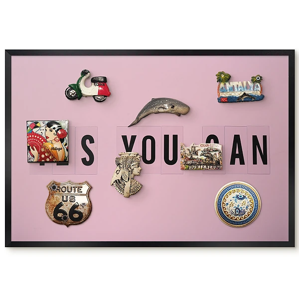 Tableau magnétique décoratif avec cadre et lettrage de motivation rose minimaliste