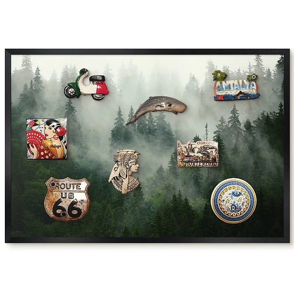 Tableau magnétique décoratif avec cadre sur le thème forêt verte dans un environnement brumeux