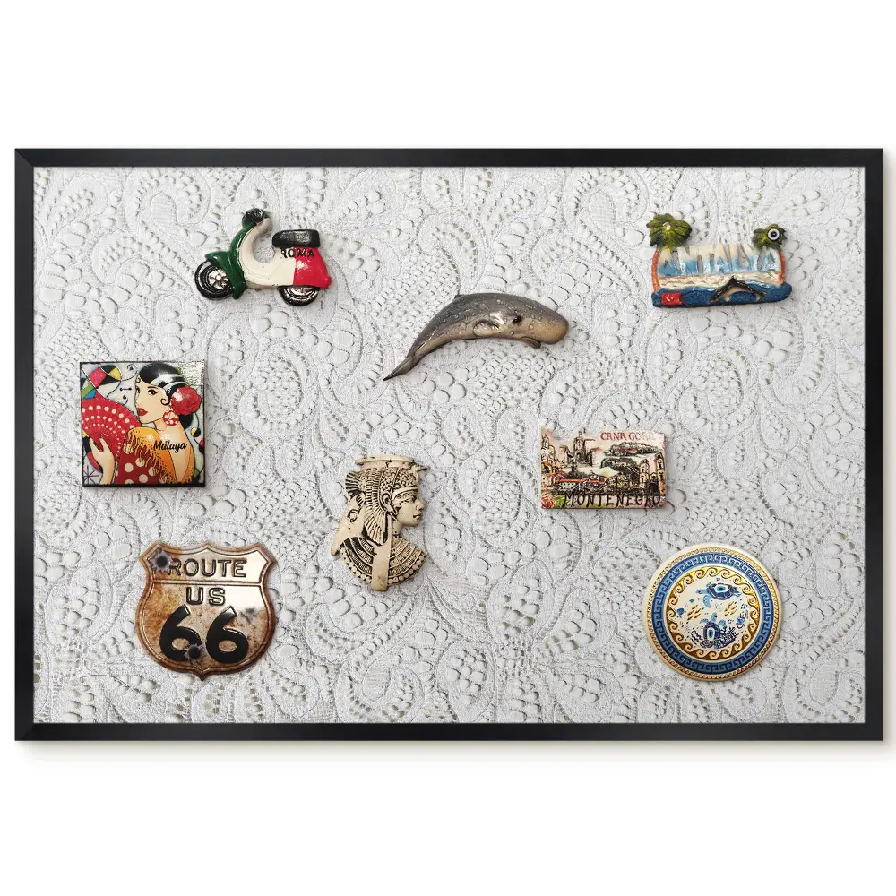 Tableau magnétique décoratif avec cadre et motifs ajourés dans des tons clairs