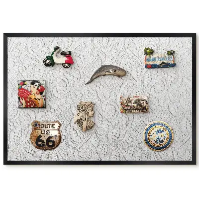 Tableau magnétique décoratif avec cadre et motifs ajourés dans des tons clairs
