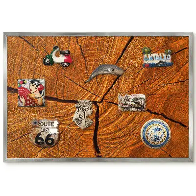 Tableau magnétique encadré aspect bois aux couleurs chaudes