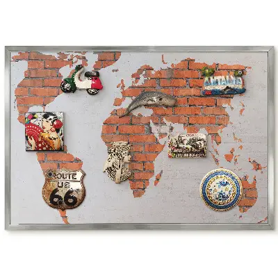 Tableau magnétique avec cadre représentant une carte du monde sur un mur blanc