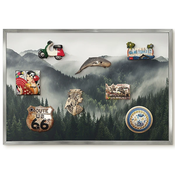 Panneau pour aimants souvenirs motif paysage brumeux de montagnes et forêts