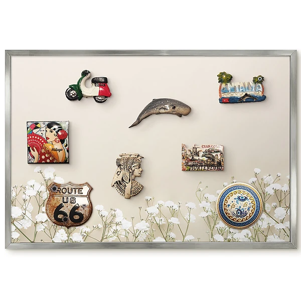 Panneau pour aimants souvenirs à motif de fleurs blanches sur fond beige