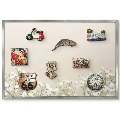 Panneau pour aimants souvenirs à motif de fleurs blanches sur fond beige
