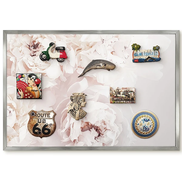 Panneau décoratif pour aimants souvenirs avec motif de pivoines blanches sur fond clair