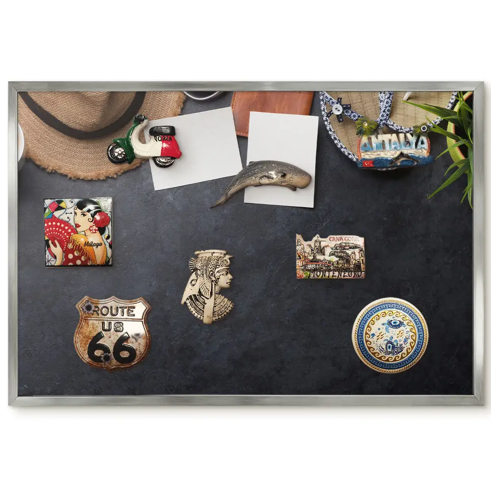 Panneau pour aimants souvenirs motif accessoires d'été sur fond sombre