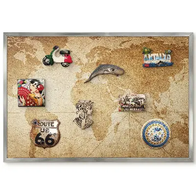 Tableau magnétique avec cadre et motif de carte élégante dans des tons beiges chauds