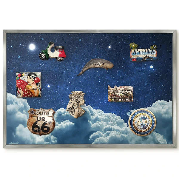 Tableau magnétique encadré représentant un ciel nocturne étoilé au-dessus des nuages