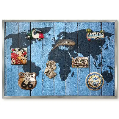 Tableau magnétique encadré carte du monde sur fond en bois