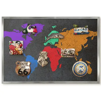 Panneau pour aimants souvenirs avec carte du monde colorée sur fond sombre