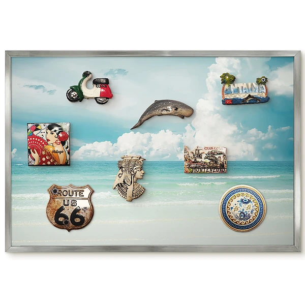 Panneau pour aimants souvenirs avec motif de mer magnifique sous un ciel bleu nuageux