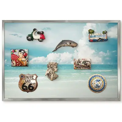 Panneau pour aimants souvenirs avec motif de mer magnifique sous un ciel bleu nuageux