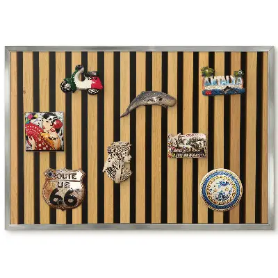 Tableau magnétique avec cadre et motif de planches verticales en bois au style minimaliste