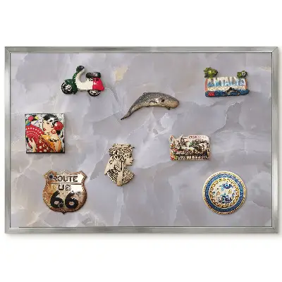 Panneau pour aimants souvenirs dans des nuances subtiles de gris et de beige
