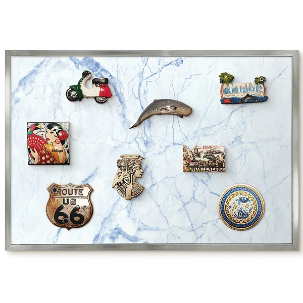 Tableau magnétique encadré motif marbré avec touches de bleu