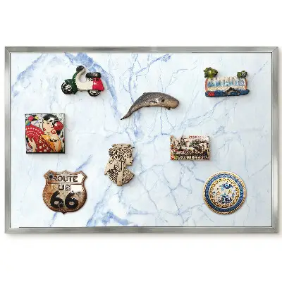 Tableau magnétique encadré motif marbré avec touches de bleu