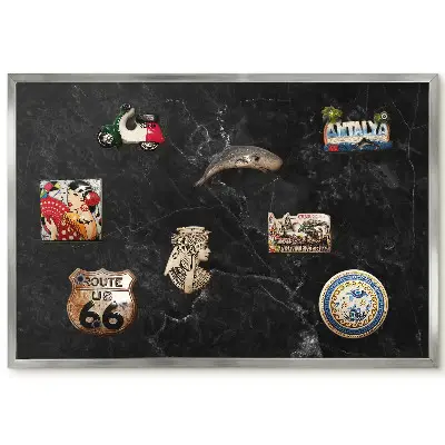 Tableau magnétique encadré aspect marbre noir avec veines blanches
