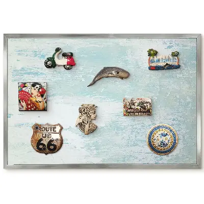 Panneau pour aimants souvenirs avec motifs entrelacés dans des tons bleus et gris sur fond uni