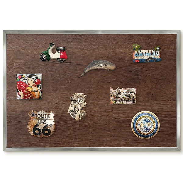 Panneau pour aimants souvenirs avec fond en bois brun et grain apparent