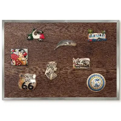 Panneau pour aimants souvenirs avec fond en bois brun et grain apparent