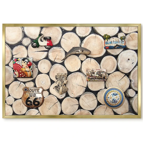 Panneau décoratif en bois pour aimants souvenirs sur fond sombre