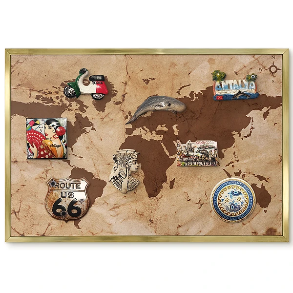 Panneau décoratif pour aimants souvenirs avec carte du monde dans des tons beige et marron