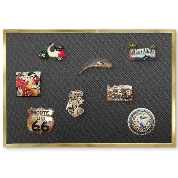 Panneau pour aimants souvenirs avec motif délicat sur fond sombre