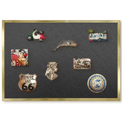 Panneau pour aimants souvenirs avec motif délicat sur fond sombre