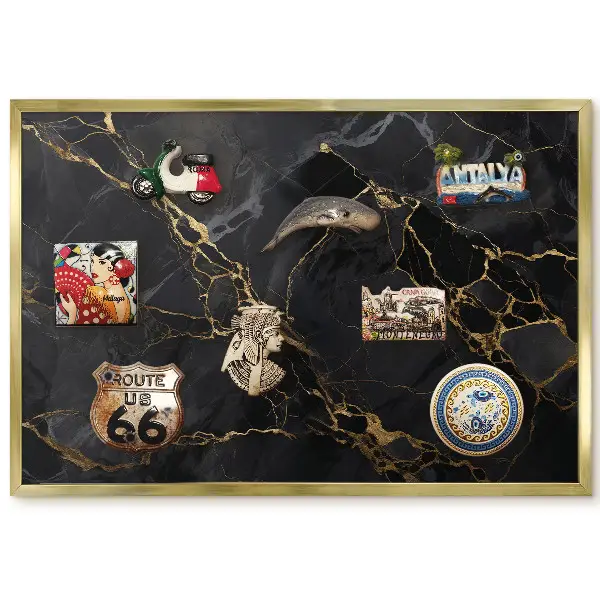 Panneau pour aimants souvenirs avec motifs jaunâtres sur fond sombre