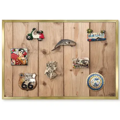 Panneau pour aimants souvenirs avec motif de grain et nœuds du bois dans une ambiance beige
