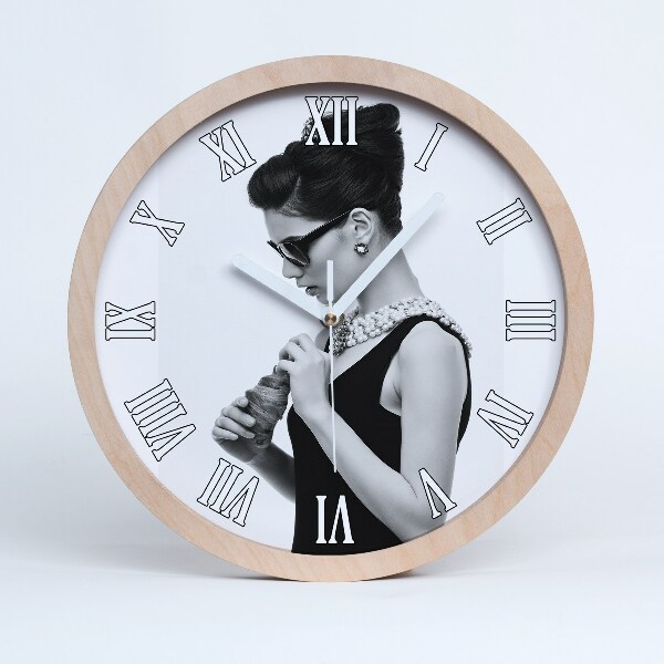 Horloge ronde en bois Femme avec des lunettes