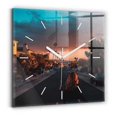 Horloge murale carrée Femme sur la route