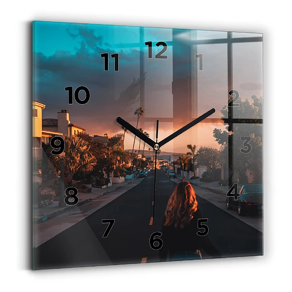 Horloge murale carrée Femme sur la route