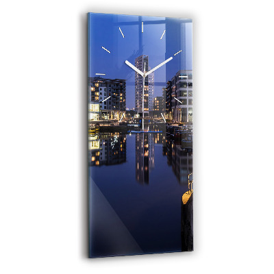 Horloge rectangulaire verticale Ville illuminée la nuit