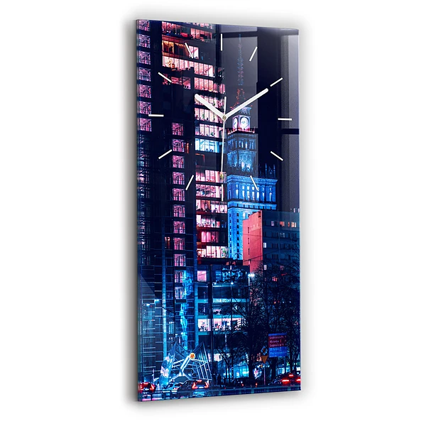 Horloge rectangulaire verticale Varsovie la nuit