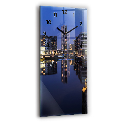 Horloge rectangulaire verticale Ville illuminée la nuit