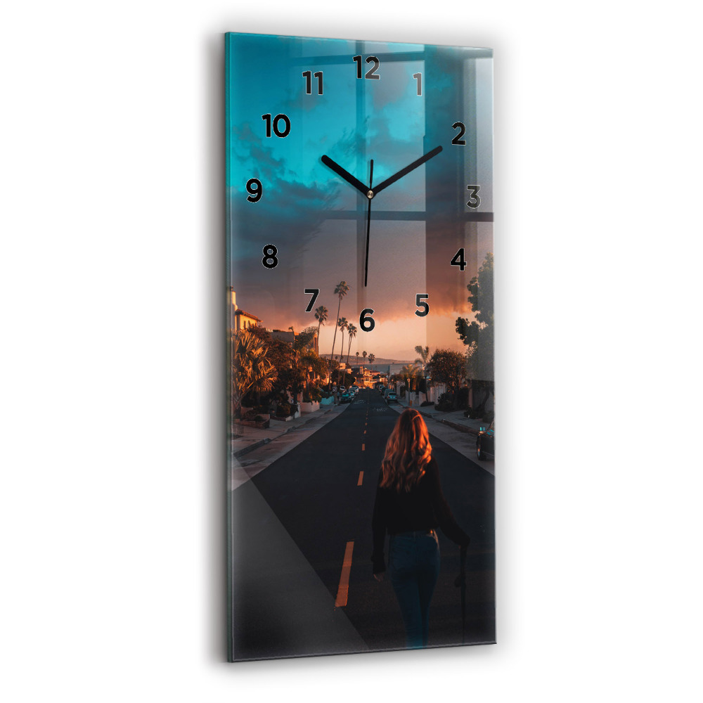 Horloge murale verticale Femme sur la route