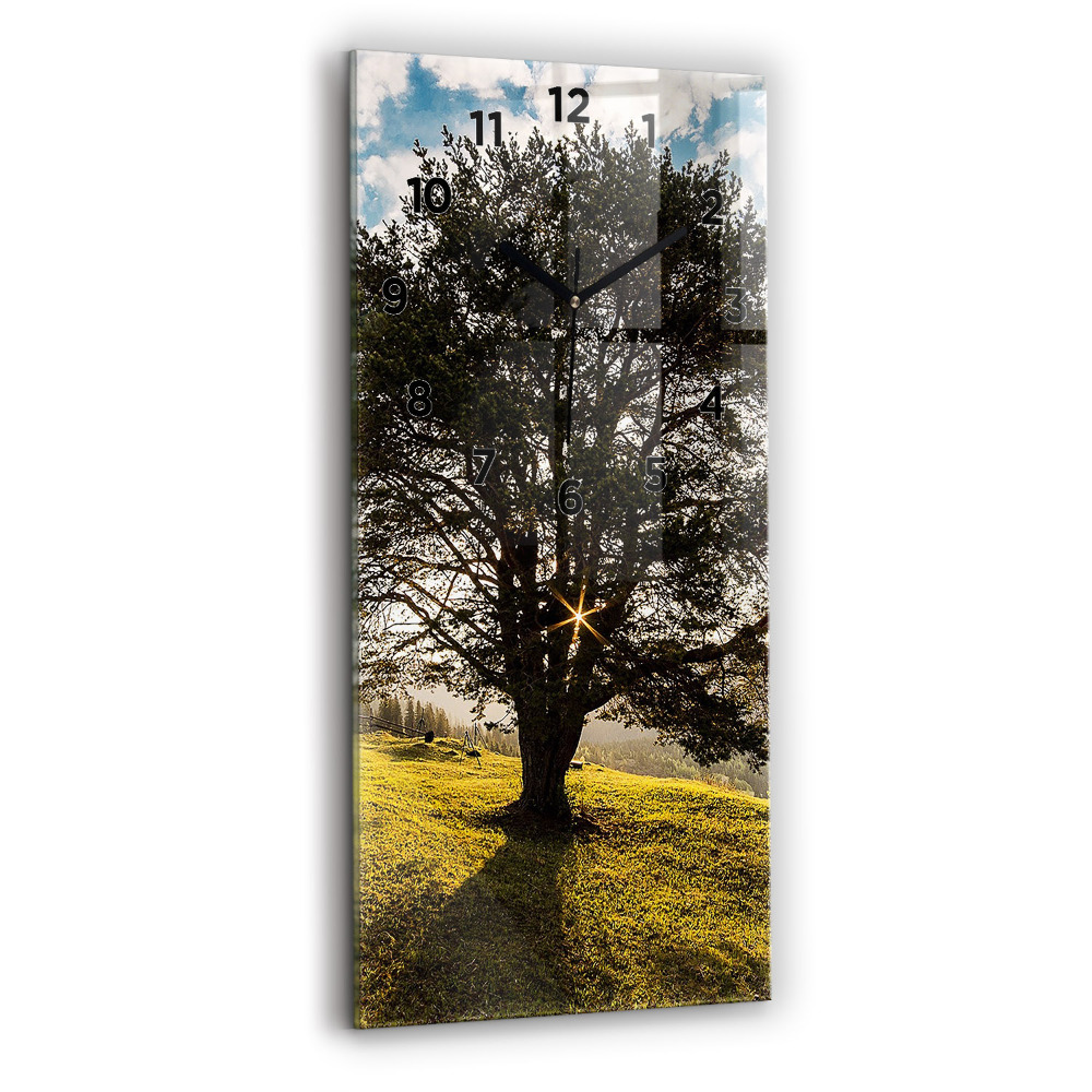 Horloge verticale en verre Arbre sur une colline