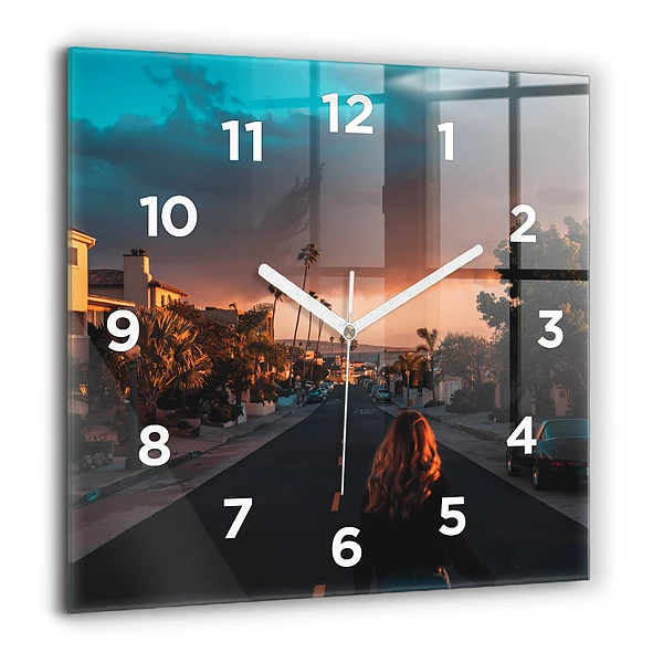 Horloge murale carrée 60x60 cm Femme sur la route