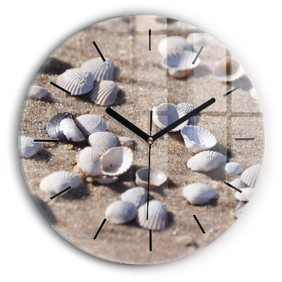 Coquillages sur la plage Horloge ronde en verre