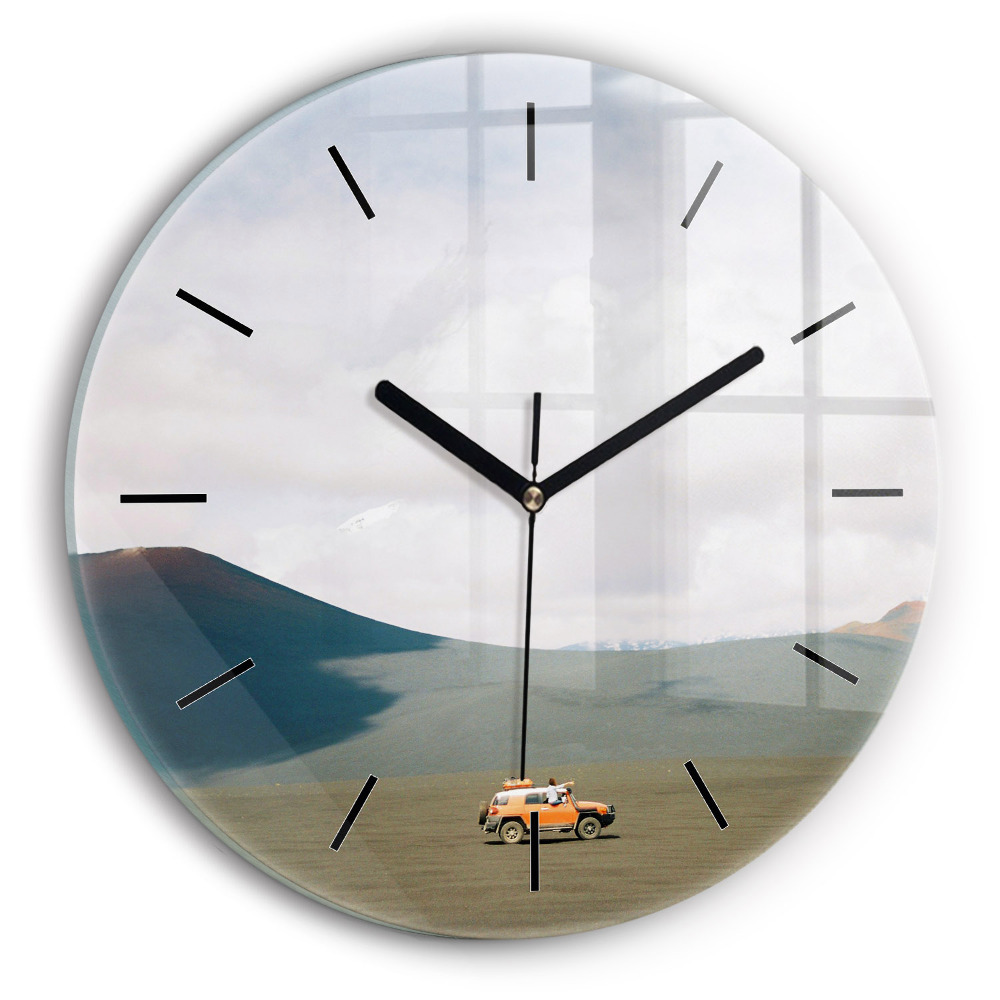Véhicule dans le désert du Kamchatka Pendule murale ronde