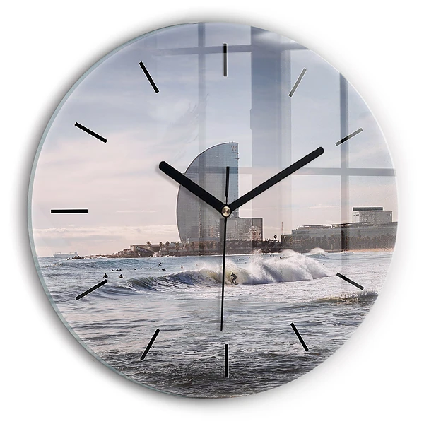 Surfeur de Barcelone Horloge ronde en verre
