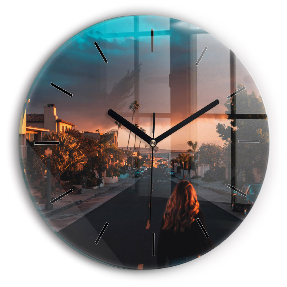 Femme sur la route Horloge ronde murale