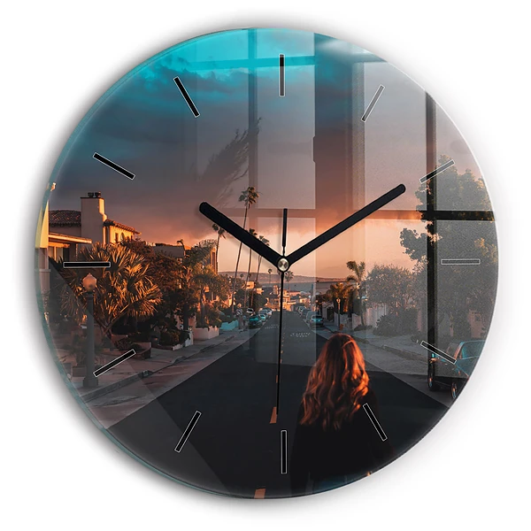 Femme sur la route Horloge ronde murale