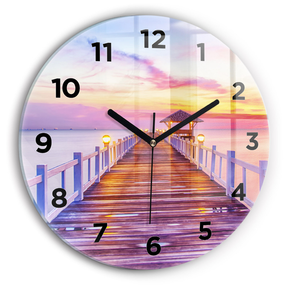 Horloge ronde en verre Pont dans le port le soir