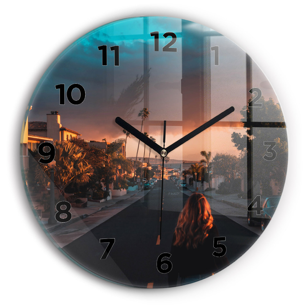 Horloge ronde murale Femme sur la route